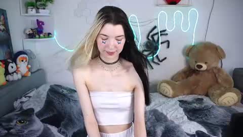 Snapshot of emmie_everly chatting on 07/18/26, 12:42 emmie_everly online show from 07/18/26, 12:42