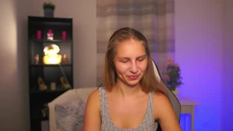 Snapshot of emmie_murray chatting on 12/18/25, 02:34 Emmie online show from 12/18/25, 02:34