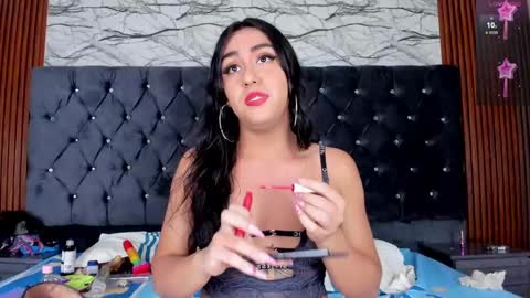 Snapshot of emmiily chatting on 12/17/24, 03:28 Emely online show from 12/17/24, 03:28