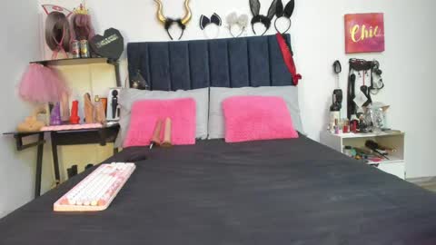 Snapshot of emmily_giraldo chatting on 04/18/26, 12:42 online show from 04/18/26, 12:42