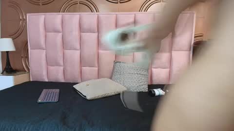 Snapshot of emmily_keller chatting on 03/31/26, 01:22 Emmily keller online show from 03/31/26, 01:22