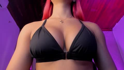 Snapshot of emmily_savage chatting on 03/24/26, 11:48 online show from 03/24/26, 11:48