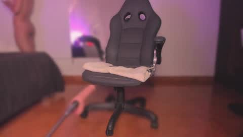 Snapshot of emmily_savage chatting on 04/12/26, 09:58 online show from 04/12/26, 09:58