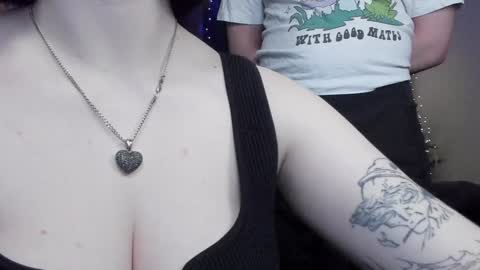 Snapshot of emmy_m00n chatting on 12/19/24, 02:45 Emily Johny online show from 12/19/24, 02:45