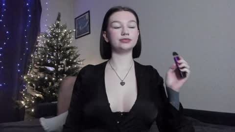 Snapshot of emmy_m00n chatting on 12/30/24, 10:43 Emily Johny online show from 12/30/24, 10:43