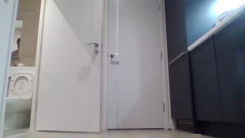 Snapshot of emrys2016833836 chatting on 11/17/25, 10:04 emrys2016833836 online show from 11/17/25, 10:04