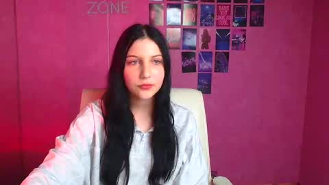 Snapshot of emxma chatting on 11/13/25, 07:57 Emma online show from 11/13/25, 07:57