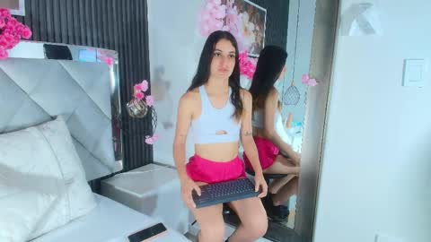 Snapshot of emy_ferrer_ chatting on 04/22/26, 04:15 EMY FERRER online show from 04/22/26, 04:15