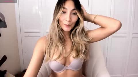 emyconneer online show from 12/14/25, 08:02