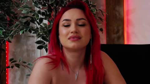 Snapshot of emyhilton_ chatting on 02/14/25, 11:42 Emy online show from 02/14/25, 11:42