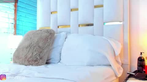 Snapshot of emylyjonhs chatting on 01/29/25, 12:01 EMYLY online show from 01/29/25, 12:01