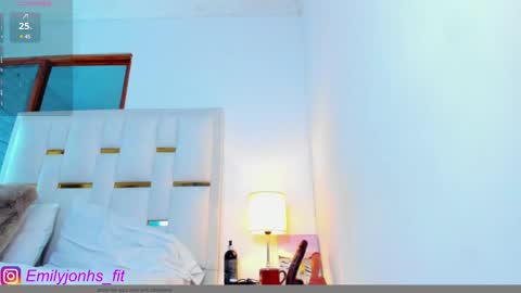 Snapshot of emylyjonhs chatting on 01/29/25, 11:35 EMYLY online show from 01/29/25, 11:35