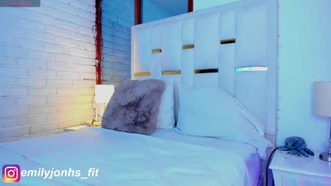 Snapshot of emylyjonhs chatting on 02/21/25, 09:32 EMYLY online show from 02/21/25, 09:32