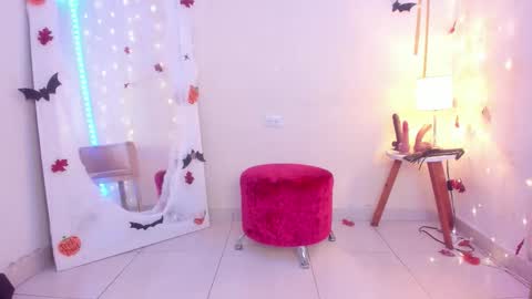 Snapshot of emylyjonhs chatting on 10/14/25, 10:10 EMYLY online show from 10/14/25, 10:10