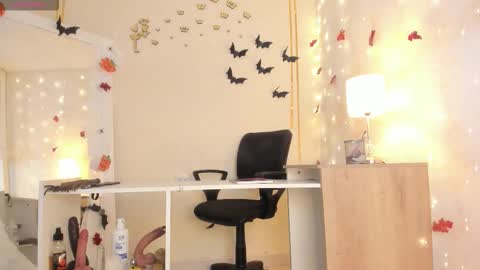 Snapshot of emylyjonhs chatting on 10/18/25, 07:36 EMYLY online show from 10/18/25, 07:36