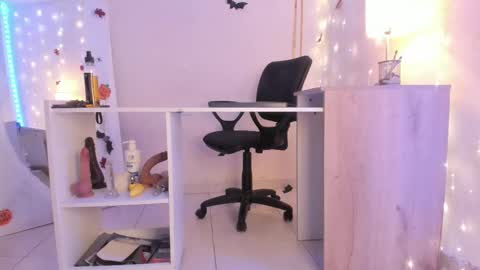 Snapshot of emylyjonhs chatting on 10/21/25, 08:42 EMYLY online show from 10/21/25, 08:42