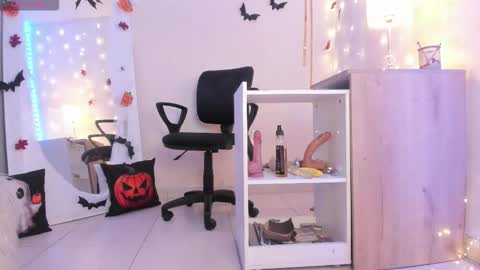 Snapshot of emylyjonhs chatting on 10/24/25, 08:05 EMYLY online show from 10/24/25, 08:05