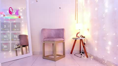 Snapshot of emylyjonhs chatting on 11/14/25, 12:09 EMYLY online show from 11/14/25, 12:09