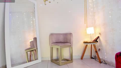 Snapshot of emylyjonhs chatting on 11/25/25, 08:09 EMYLY online show from 11/25/25, 08:09