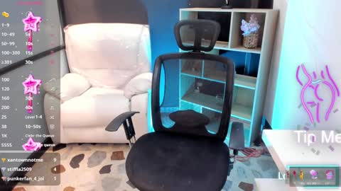 Snapshot of emysilver chatting on 02/02/25, 04:11 Emy Silver online show from 02/02/25, 04:11