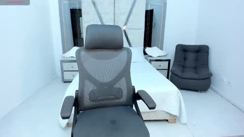 Snapshot of emysilver chatting on 02/12/25, 06:19 Emy Silver online show from 02/12/25, 06:19