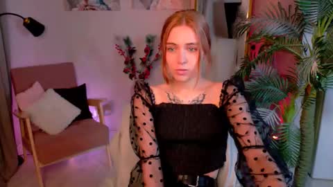 Snapshot of enchanted_bella chatting on 12/19/25, 01:51 enchanted_bella online show from 12/19/25, 01:51