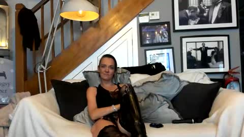 Snapshot of englishcouple81 chatting on 05/03/26, 12:49 englishcouple81 online show from 05/03/26, 12:49
