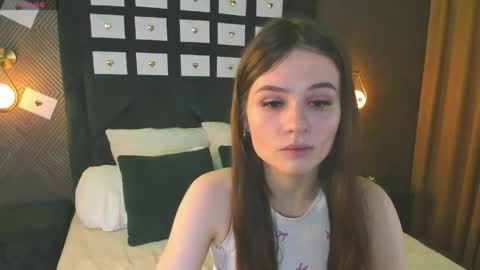Snapshot of enigmatic_ella chatting on 05/27/26, 01:24 Ella online show from 05/27/26, 01:24