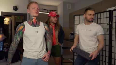 Snapshot of enjohnny chatting on 11/03/25, 03:35 Johnny online show from 11/03/25, 03:35