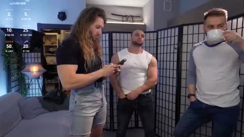 Snapshot of enjohnny chatting on 11/27/25, 04:09 Johnny online show from 11/27/25, 04:09