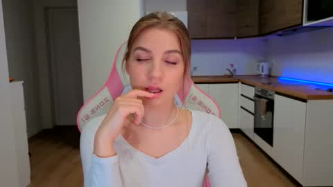 Snapshot of enjoyeverymoment_ chatting on 03/18/26, 04:54 enjoyeverymoment_ online show from 03/18/26, 04:54