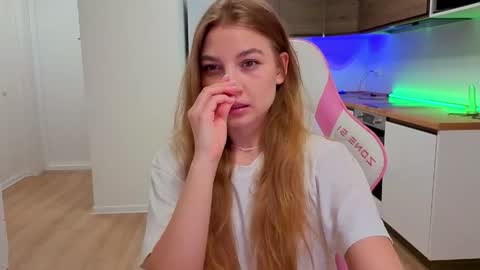 Snapshot of enjoyeverymoment_ chatting on 04/10/26, 08:24 enjoyeverymoment_ online show from 04/10/26, 08:24