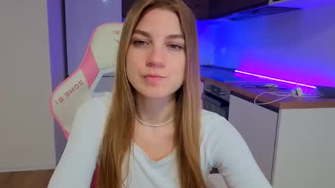 Snapshot of enjoyeverymoment_ chatting on 04/22/26, 07:26 enjoyeverymoment_ online show from 04/22/26, 07:26