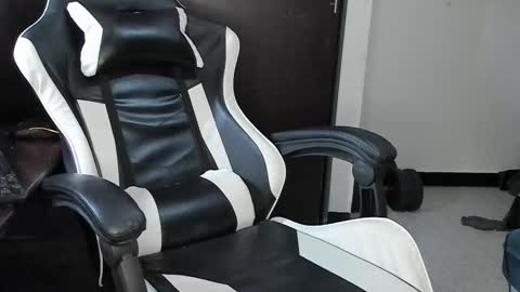 Snapshot of enjoymycock99 chatting on 02/18/25, 04:05 enjoymycock99 online show from 02/18/25, 04:05