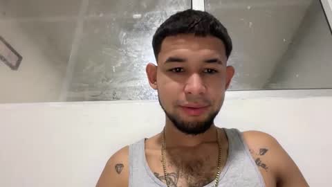 Snapshot of enyel_100 chatting on 12/23/25, 01:58 enyel_100 online show from 12/23/25, 01:58