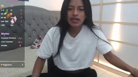 Snapshot of enyelin chatting on 12/17/25, 12:33 Enyenlina online show from 12/17/25, 12:33