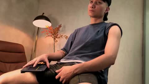 Snapshot of enzo_steel chatting on 11/23/25, 08:19 enzo_steel online show from 11/23/25, 08:19