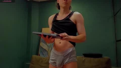 Snapshot of enzo_steel chatting on 12/13/25, 10:15 enzo_steel online show from 12/13/25, 10:15