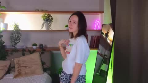 Snapshot of epifaniatoedebusch chatting on 12/16/25, 01:43 Kira online show from 12/16/25, 01:43