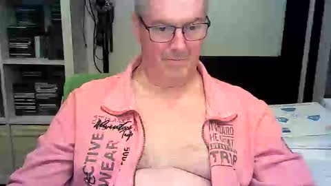 Snapshot of erbee62 chatting on 04/23/26, 09:17 ErBee62 online show from 04/23/26, 09:17
