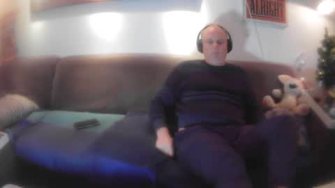 Snapshot of eric204 chatting on 12/31/24, 07:51 Eric online show from 12/31/24, 07:51