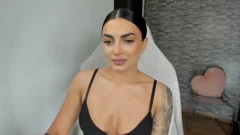 Snapshot of erica_xoo chatting on 06/22/26, 07:00 Riaaa online show from 06/22/26, 07:00