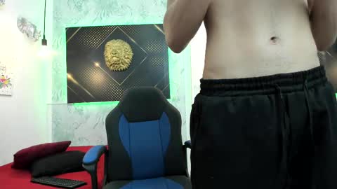 Snapshot of erick_zhimerman chatting on 02/18/25, 10:16 online show from 02/18/25, 10:16