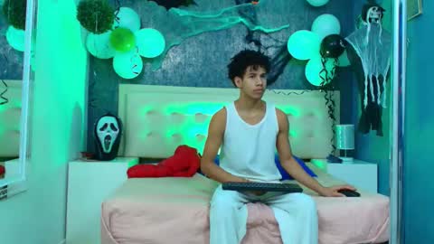 Snapshot of erick_zhimerman chatting on 10/27/25, 03:54 online show from 10/27/25, 03:54