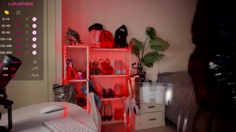 Erika      online show from 03/10/25, 06:12