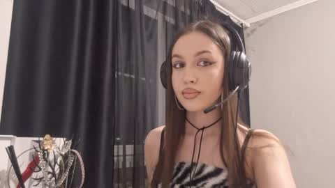 Snapshot of erinnnaji chatting on 04/26/26, 04:59 Katrin online show from 04/26/26, 04:59