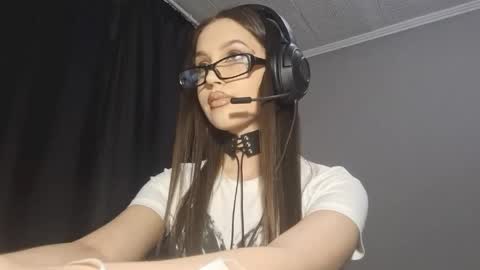Snapshot of erinnnaji chatting on 05/06/26, 04:45 Katrin online show from 05/06/26, 04:45