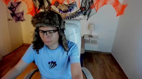 Snapshot of eross_guyy chatting on 10/18/25, 04:04 Camilo online show from 10/18/25, 04:04