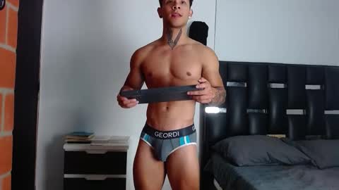 Snapshot of erosscott chatting on 09/25/25, 04:54 Eros online show from 09/25/25, 04:54