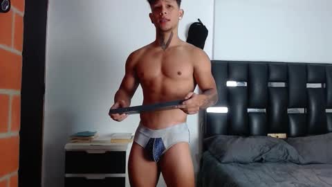 Snapshot of erosscott chatting on 10/23/25, 03:33 Eros online show from 10/23/25, 03:33